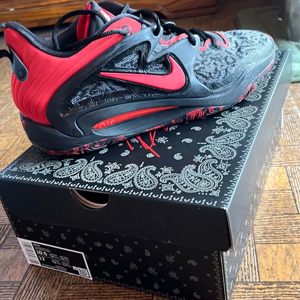 KD15 men’s basketball shoes.